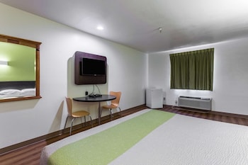 Deluxe Room, 1 King Bed, Non Smoking, Refrigerator & Microwave