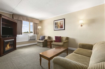 Suite, 1 King Bed, Non Smoking (One-Bedroom)