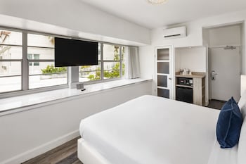 Ocean Corner Room 1 King Bed