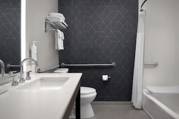 2 Bedroom Suite Accessible Tub