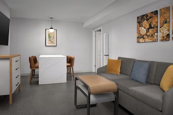 2 Bedroom Suite Accessible Tub