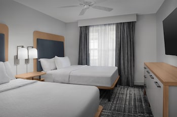 2 Bedroom Suite, 1 King, 2 Double Beds
