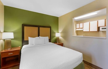 Deluxe Studio, 1 Queen Bed with Sofa bed, Non Smoking