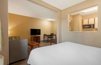 Deluxe Studio, 1 Queen Bed with Sofa bed, Non Smoking