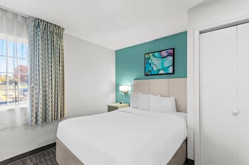 Suite, 1 Queen Bed with Sofa bed, Accessible, Non Smoking (Roll-In Shower)