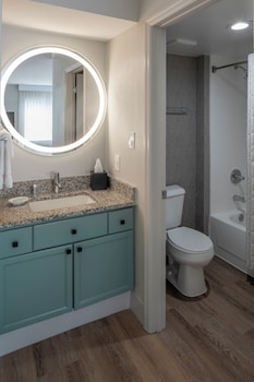 Suite, 2 Bedrooms (Mobility/Hearing Access, Roll-In Shwr)