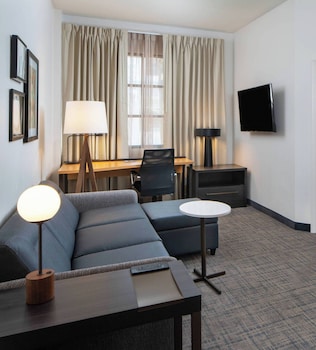 Suite, 1 Queen Bed with Sofa bed, Accessible (Mobility Roll in Shower One Bedroom)