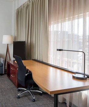 Suite, 1 Queen Bed with Sofa bed, Accessible (Mobility Roll in Shower One Bedroom)