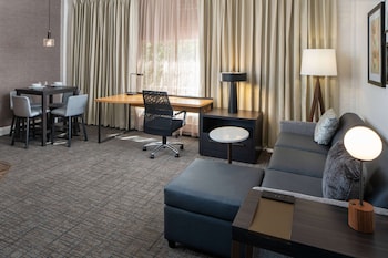 Suite, 1 Queen Bed with Sofa bed, Accessible (Mobility Roll in Shower One Bedroom)