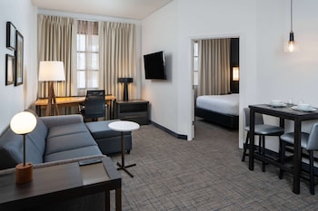 Suite, 1 Queen Bed with Sofa bed, Accessible (Mobility Roll in Shower One Bedroom)