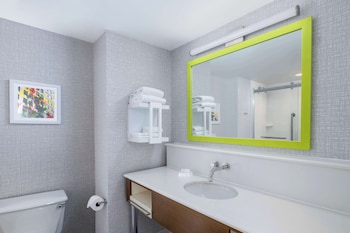 Room, 1 King Bed, Refrigerator & Microwave