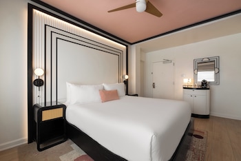 Deluxe Room, 1 King Bed, Partial Ocean View (Single Use)