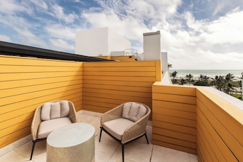 Premium Room, 1 Queen Bed, Partial Ocean View (Single Use)