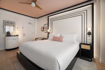 Deluxe Room, 1 King Bed, Partial Ocean View (Single Use)