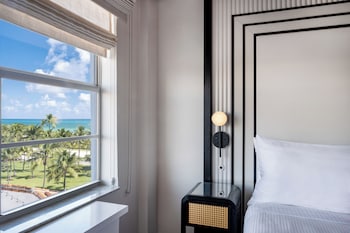 Deluxe Room, 1 King Bed, Partial Ocean View (Single Use)