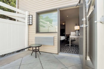Standard Room, 1 Queen Bed, Non Smoking, Patio