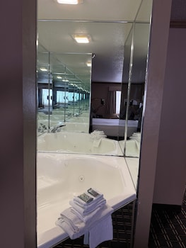 Standard Room, 1 King Bed, Non Smoking, Jetted Tub (Theme Room)