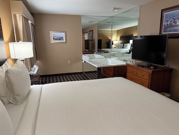 Suite, 1 King Bed, Non Smoking, Jetted Tub (with Sofabed)