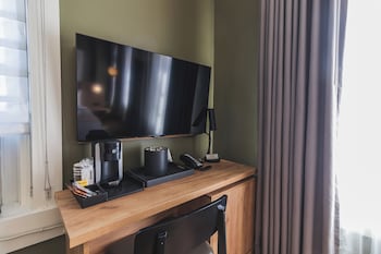 Suite, 1 King Bed, City View
