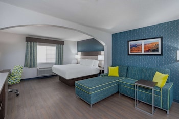 Deluxe Studio Suite, 1 King Bed, Non Smoking (Limited View)