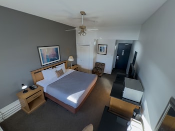 Deluxe Room, 1 King Bed (Front Facing)