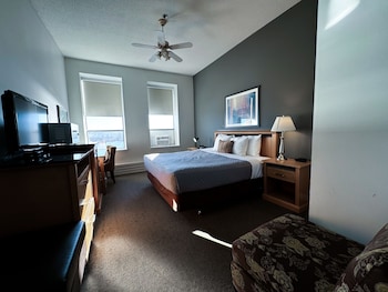 Deluxe Room, 1 King Bed (Front Facing)