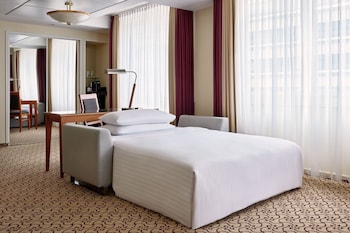 Studio Suite, 1 King Bed with Sofa bed, City View, Corner (Corner)
