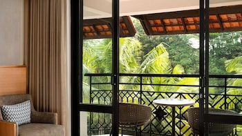 Grand Room, 1 King Bed, Balcony, Garden View