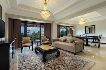 Executive Room, 1 King Bed, Balcony, Mountain View
