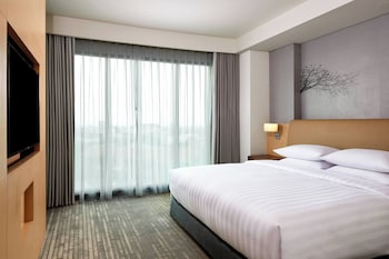 Suite, 1 Bedroom, Smoking, City View