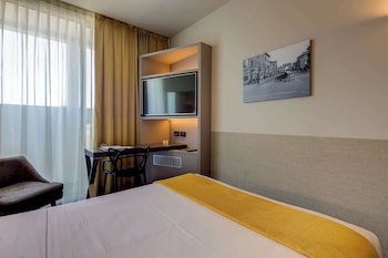 Standard Room, 1 Double Bed, Non Smoking (French Size Bed 140 Cm)