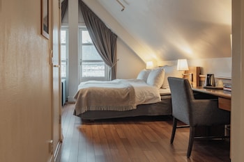 Family Room, 2 Twin Beds