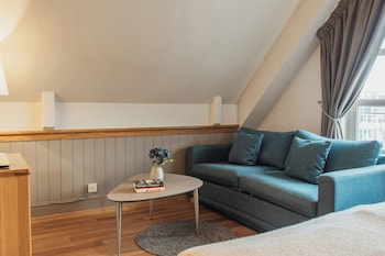 Family Room, 2 Twin Beds