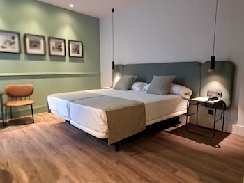 Superior Room, 2 Twin Beds, Courtyard View