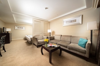 Plaza Suite Twin