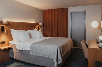Double Room, No Windows (Compact)