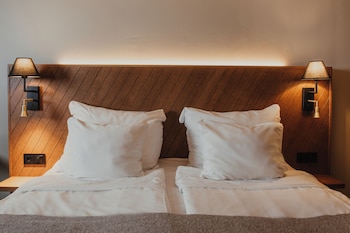 Double Room, No Windows (Compact)