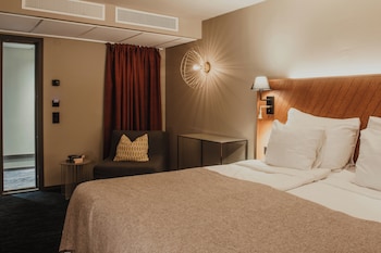 Double Room, No Windows (Compact)