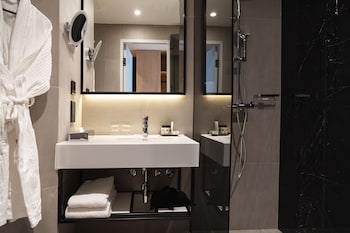 Standard Room, 1 King Bed (Top Floor)