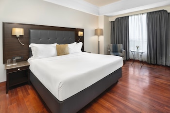 Classic Room, 1 King Bed, Smoking, Pool View