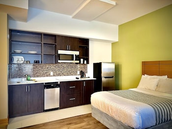 Standard Room, 1 King Bed, Non Smoking, Kitchen