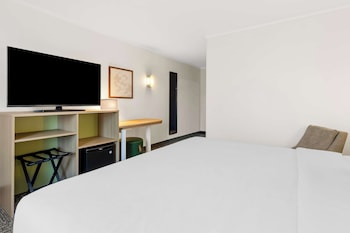 Room, 1 King Bed, Accessible (Roll-In Shower)
