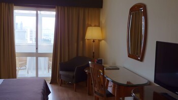 Standard Room, 2 Twin Beds, City View