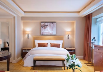 Deluxe Studio, 1 King Bed, City View