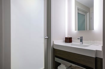 Room, 1 King Bed, Corner (Hearing Accessible)