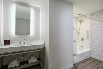 Room, 1 King Bed (Mobility Accessible, Tub)