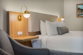 Standard Room, 1 King Bed, Non Smoking, Balcony