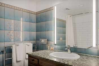 Standard Room, 2 Queen Beds, Accessible, Bathtub