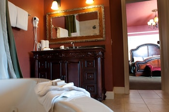 Superior Suite, 1 King Bed, Mountain View