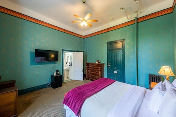 Room, 1 King Bed (Victorian)